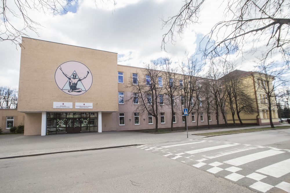 Panevėžyje tęsiasi kvaili paauglio pokštai, kai specialiosios tarnybos ant kojų sukeliamos dėl melagingų pranešimų apie sprogmenis. Neseniai apie neva užminuotą prekybos centrą Liepų alėjoje pranešęs mokinys šįkart nusitaikė į savo mokyklą.