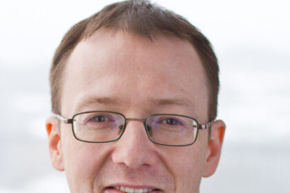 Nuo socialdemokratų atskilę politikai, surinko apie keturis tūkstančius narių ir įsteigė Lietuvos socialdemokratų darbo partiją.