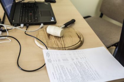 Retas turgaus prekiautojas prisipažįsta, iš kur ir kaip gavo siūlomą prekę. Kartais ji ant prekystalio atkeliauja ir iš muitinės sulaikytų daiktų sandėlio.