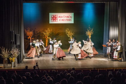 Šeštadienio popietę mieste pirmą kartą šurmuliavo Respublikinis vyresniųjų liaudiškų šokių festivalis „Aukštaičių kviestinis“.