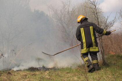Sausus ir saulėtus orus ugniagesiai ir aplinkosaugininkai sutinka su nerimu: būtent tuomet padaugėja žolės degintojų.