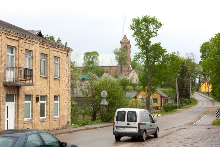 Krekenavos miestelis Panevėžio rajone sukilo ant kojų – intensyviai ieškoma vandalų, savaitgalį masiškai niokojusių kiemuose paliktus automobilius.