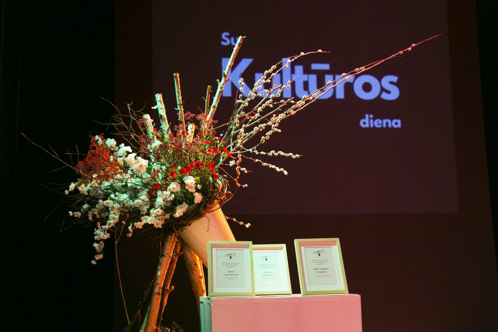 Kultūros dienos proga būrys panevėžiečių rinkosi į teatrą „Menas“. Iškilmingame vakare ne tik paminėta kultūros darbuotojų profesinė šventė, bet ir pasveikinti miestą garsinantys kūrėjai – įteiktos Panevėžio kultūros ir meno premijos.