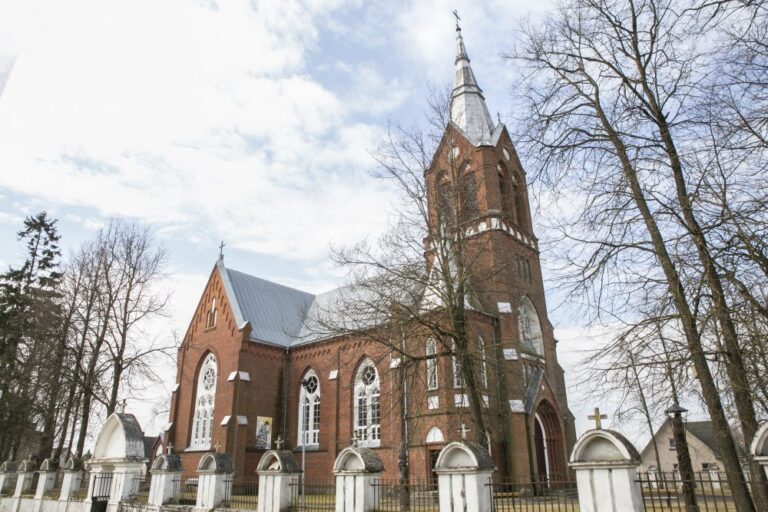 Šeimos ir giminių tyliai į amžinojo poilsio kelionę ketvirtadienį palydėtas nuskendęs dvimetis iš Kunciagalio kaimo.