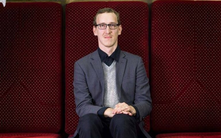 Su saulėtu oru į Panevėžį nedrąsiai ateina pavasaris ir Mindaugas Jonušas – praeityje žinomas skandalingas dainininkas, o dabar save socialiniuose projektuose išreiškiantis visuomenininkas. Dar prieš pusmetį jis nė minties neturėjo apsigyventi Aukštaitijos sostinėje, kol į Mindaugo gyvenimą vieną dieną atlėkė Amūro strėlė iš paties Panevėžio.
