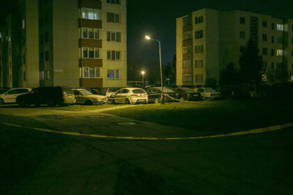 Vakar Panevėžio miesto apylinkės teismas skyrė griežčiausią kardomąją priemonę 18-mečiui panevėžiečiui, įtariamam pernai gruodį nužudžius nepilnametį. Dar vienam nepilnamečiui įtariamajam skirta švelnesnė kardomoji priemonė – rašytinis pasižadėjimas neišvykti. Šių įtariamųjų nustatymas ir sulaikymas – kruopštaus ir atkaklaus pareigūnų darbo rezultatas tiriant rezonansinį jaunuolio nužudymą.