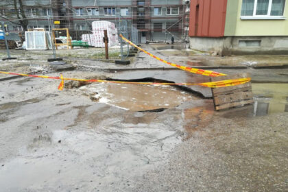 Pirmadienio rytas vienam pasvaliečiui pateikė itin nemalonią staigmeną. Jo kieme atsivėrė maždaug metro gylio, trijų metrų ilgio ir dviejų metrų pločio smegduobė. Į ją įsmuko ir čia stovėjęs automobilis.