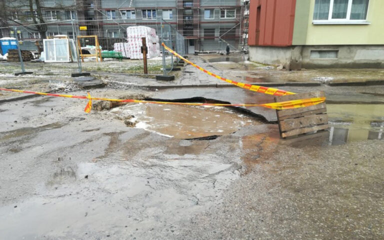 Pirmadienio rytas vienam pasvaliečiui pateikė itin nemalonią staigmeną. Jo kieme atsivėrė maždaug metro gylio, trijų metrų ilgio ir dviejų metrų pločio smegduobė. Į ją įsmuko ir čia stovėjęs automobilis.