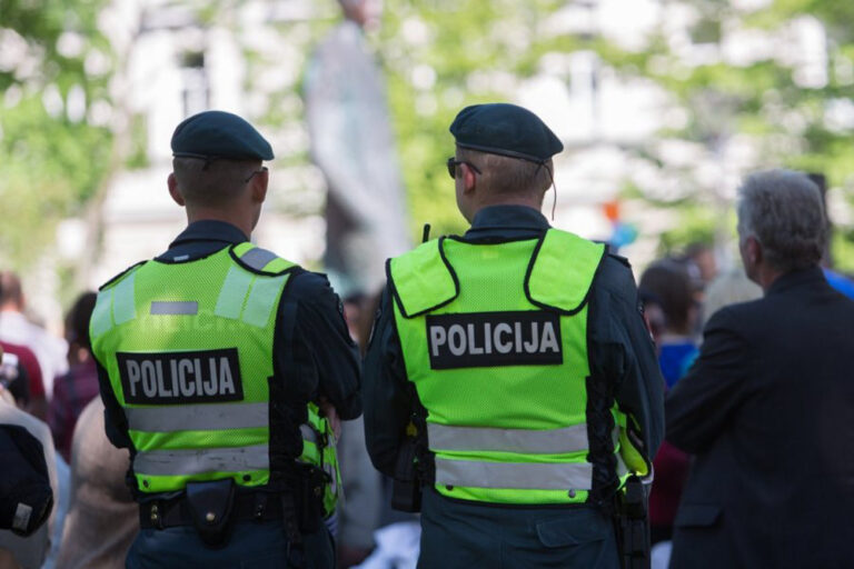 Paskutinėmis dienoms Lietuvoje padaugėjo įvykių, kurių metu nukenčia policijos pareigūnai. Šįyk sužalotas Kupiškio rajono patrulis, jam ranką perdūrė moteris, kuri pati prašėsi pagalbos.