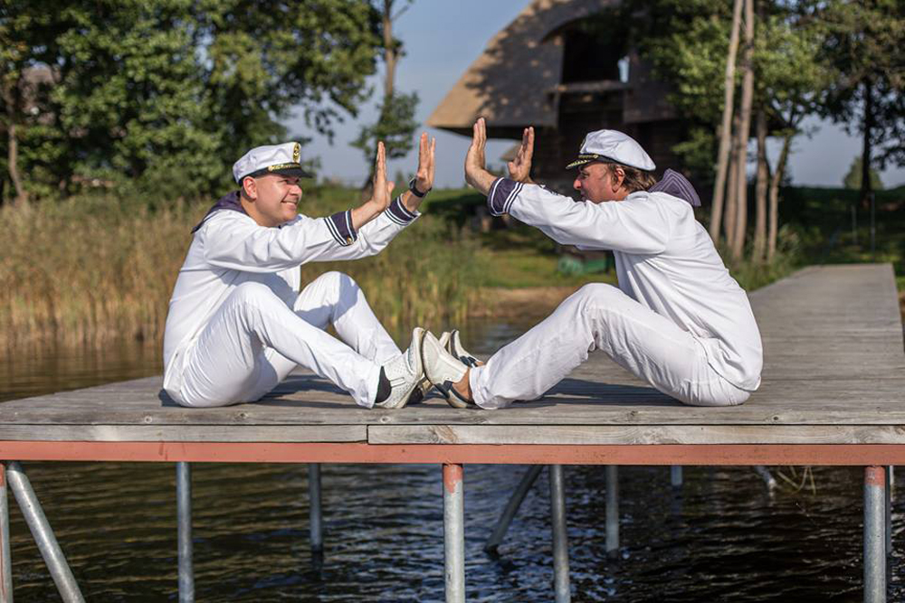 Sakoma, visur gerai, bet namuose geriausia. Tuo įsitikino ir garsus renginių vedėjas bei grupės „Baika“ narys Raimondas Olechas. Dešimtmetį praleidęs Airijoje, ten sukūręs savo verslą ir jaukų šeimos židinį, vyras suprato, kad savo svajonių pilis gali statyti ir gimtojoje šalyje.