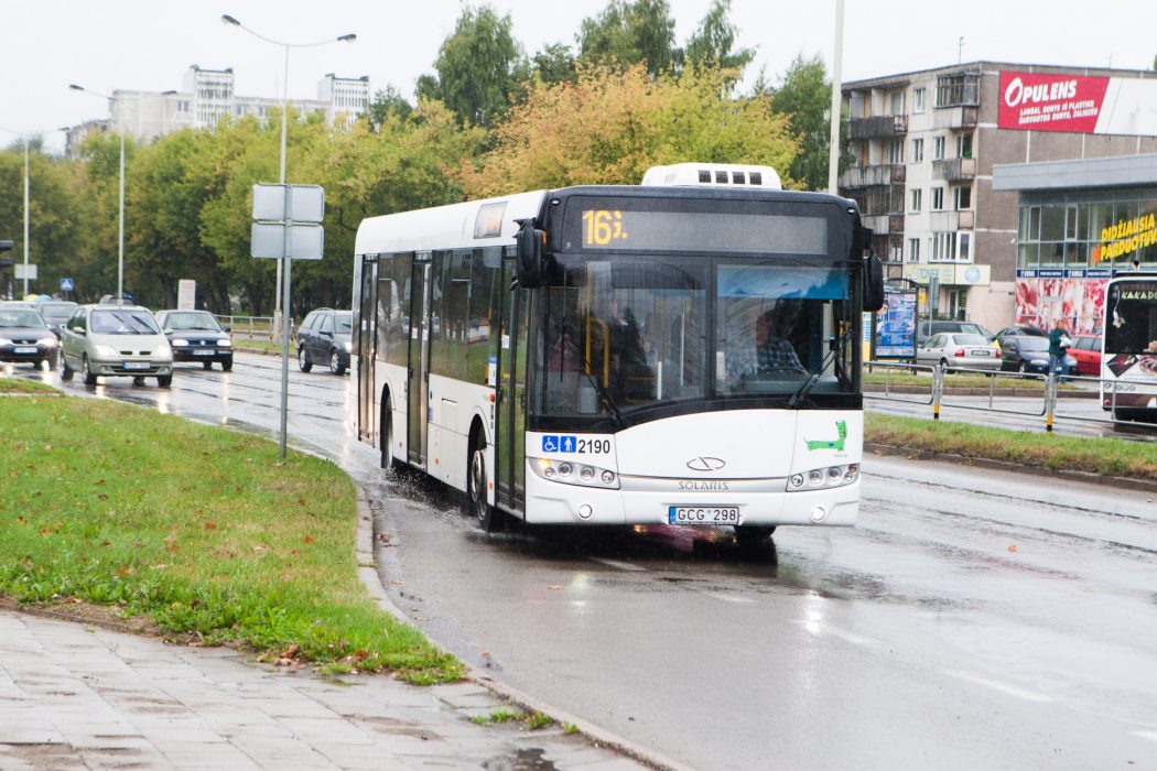 Staigus autobuso vairuotojo manevras panevėžietei pensininkei vos nesibaigė rimtais sužalojimais.