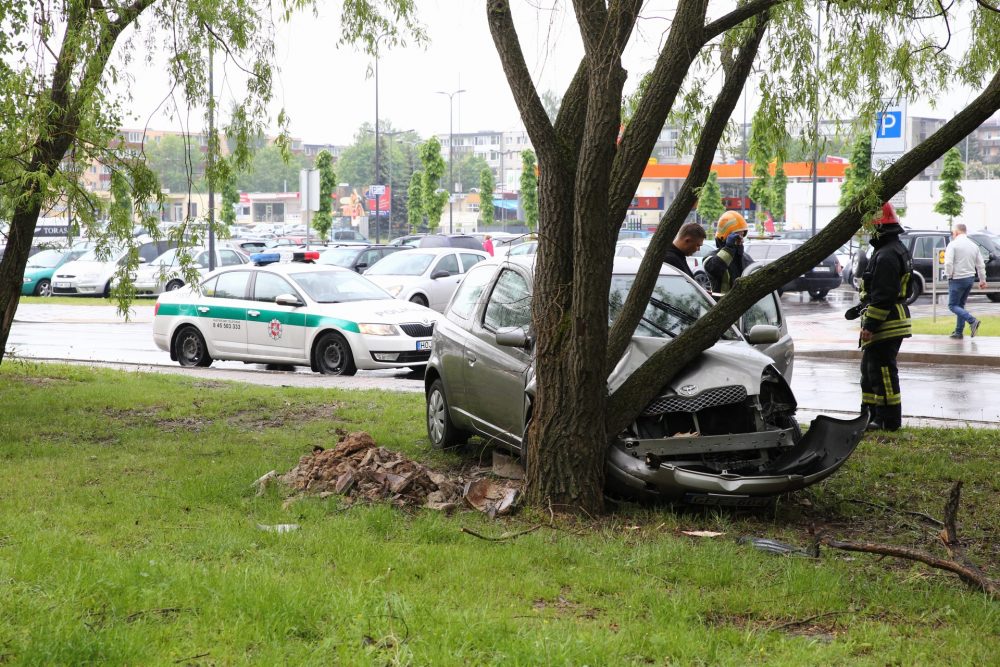 Antradienį apie vidudienį automobilio „Toyota“ vairuotoja galingu smūgiu trenkėsi į šalikelėje augusį medį. Į įvykio vietą atskubėjo gausios specialiųjų tarnybų pajėgos.
