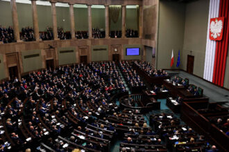 Reaguodami į visuomenės pasipiktinimą dėl pernai išmokėtų dosnių premijų ministrams, Lenkijos parlamentarai nubalsavo už politikų algų sumažinimą