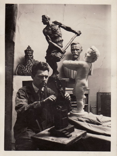 Skulptorius Bernardas Bučas savo dirbtuvėje jaunystės metais. PANEVĖŽIO KRAŠTOTYROS MUZIEJAUS archyvų nuotr.