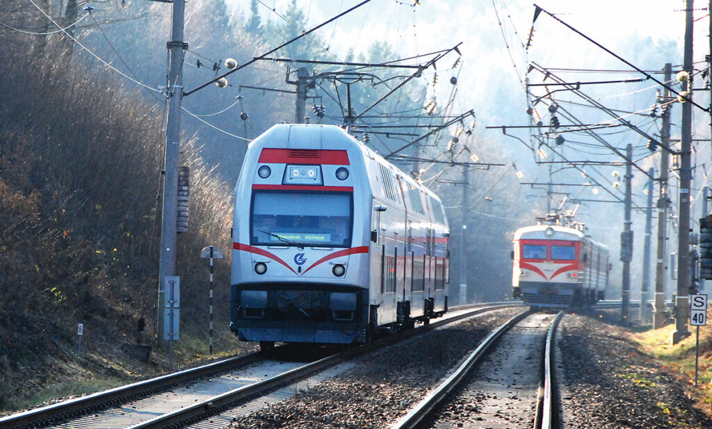 Pasauliui vis darniau planuojant aplinką saugančius sprendimus, naftos produktais maitinamam transportui lenktyniauti darosi sunku.