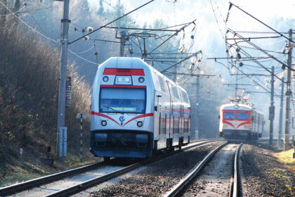 Pasauliui vis darniau planuojant aplinką saugančius sprendimus, naftos produktais maitinamam transportui lenktyniauti darosi sunku.