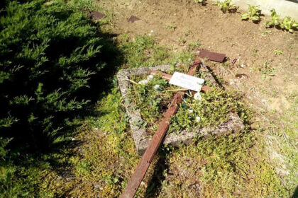 Interneto platybėse prieš porą dienų ėmė skrajoti beviltiškas ir šiurpą keliantis pagalbos prašymas. Varėnoje gyvenanti Genovaitė Buteikienė tvirtino, jog Panevėžio miesto civilinėse Šilaičių kapinėse kažkas pasisavino kapavietę, kurioje prie 24 metus amžino atilsio atgulė jos brolis.