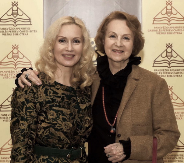 Aktorės Eleonora Koriznaitė ir Eleonora Matulaitė viena kitą jaučia ir be žodžių. ASMENINĖ nuotr.