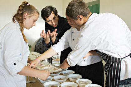 Norėdami patenkinti darbo rinkos poreikius, profesinės mokyklos ir verslas privalo bendradarbiauti glaudžiau