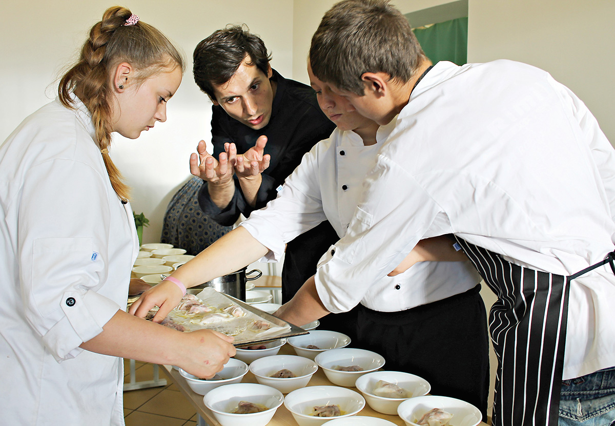Norėdami patenkinti darbo rinkos poreikius, profesinės mokyklos ir verslas privalo bendradarbiauti glaudžiau