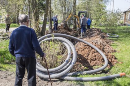 Vadoklių miestelio gyventojas Antanas Karalius nejaučia jokios garbės turėdamas tokią pavardę, kai visą pavasarį po savo kiemą braido guminiais batais. Tiesa, panašios mados kelintus metus vyrauja visoje jo gatvėje. Bet dabar žmonių kantrybė išseko.
