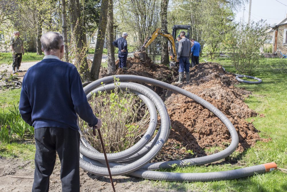 Vadoklių miestelio gyventojas Antanas Karalius nejaučia jokios garbės turėdamas tokią pavardę, kai visą pavasarį po savo kiemą braido guminiais batais. Tiesa, panašios mados kelintus metus vyrauja visoje jo gatvėje. Bet dabar žmonių kantrybė išseko.