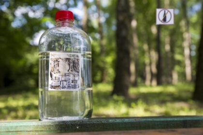 Ambicingus valdžios ketinimus pažaboti lietuvių svaigalų troškulį apgaubė tirštas šešėlis. Nuo griežtų alkoholio apribojimų praėjus beveik pusmečiui, nelegali alkoholio prekyba šoktelėjo į neįtikėtinas aukštumas.