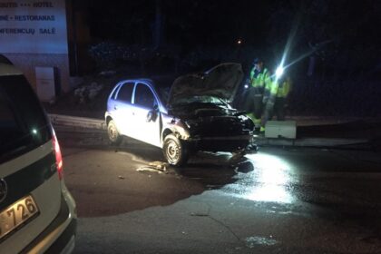 Šeštadienio naktį visos specialiosios tarnybos skubėjo į Smėlynės gatvę, kur po automobilių susidūrimo vienas iš jų dar trenkėsi į apšvietimo stulpą.