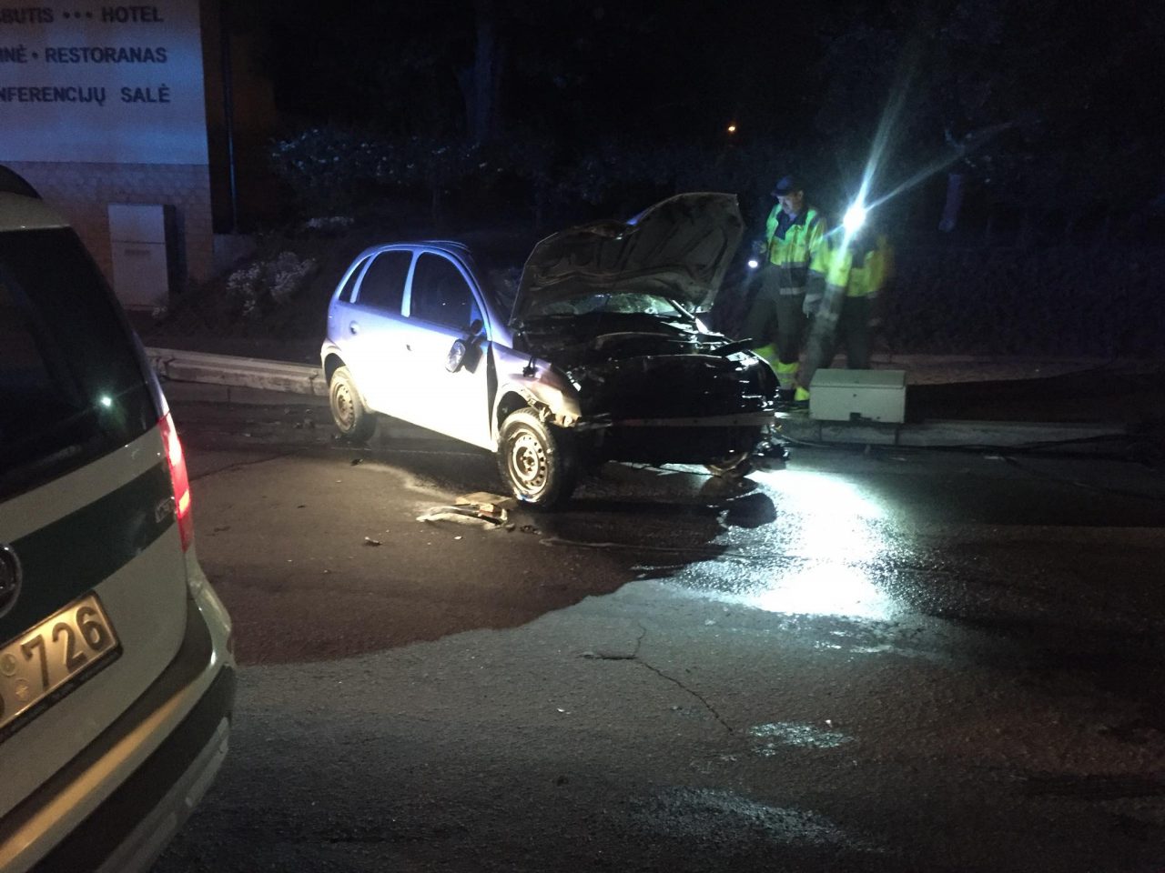 Šeštadienio naktį visos specialiosios tarnybos skubėjo į Smėlynės gatvę, kur po automobilių susidūrimo vienas iš jų dar trenkėsi į apšvietimo stulpą.
