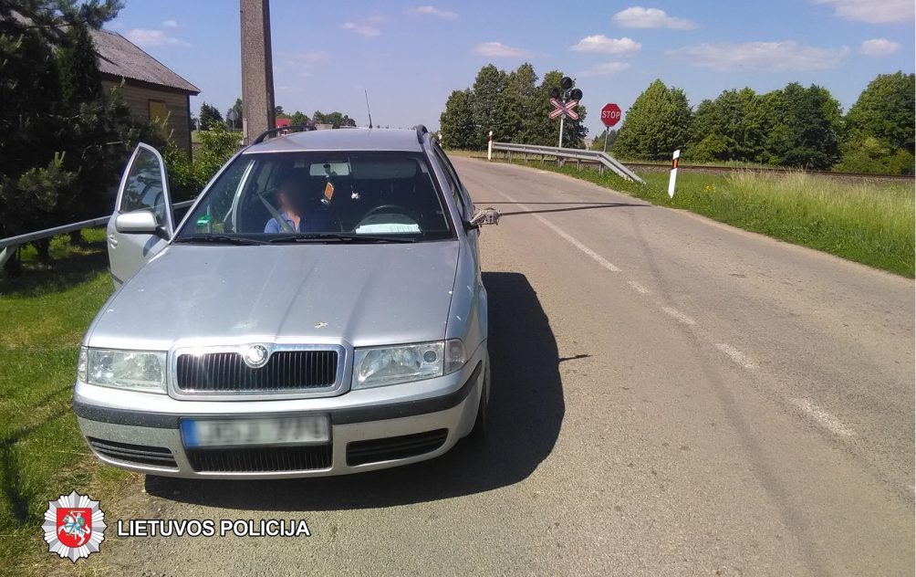 2018 metų gegužės 26 dieną Panevėžyje, Ukmergės g. 23, prekybos centro automobilių stovėjimo aikštelėje buvo apgadintas automobilis "Škoda Superb". Jį apgadinusio automobilio vairuotojas iš eismo įvykio vietos pasitraukė.