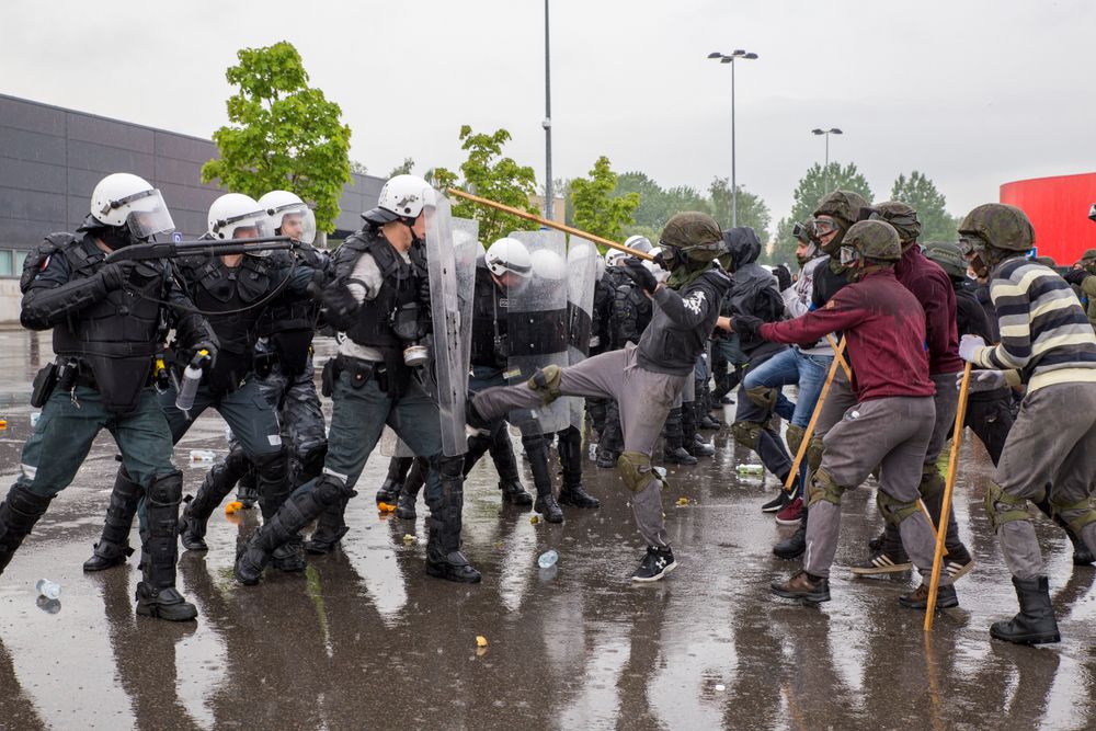 Šiandien šalia „Cido“ arenos sklido riksmai, skanduoti įvairūs šūksniai, kelti reikalavimai, sklido tiršti dūmai, rinkosi gausios specialių tarnybų, policijos ir net karių pajėgos.