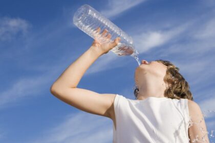 Sveikatos apsaugos ministerija bei Sveikatos mokymo ir ligų prevencijos centras atkreipia dėmesį, kad besidžiaugdami saulėtomis šiltomis dienomis, neturėtume pamiršti ir pavojų sveikatai, kuriuos kelia karštis ir saulė.