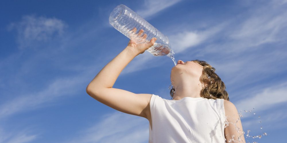 Sveikatos apsaugos ministerija bei Sveikatos mokymo ir ligų prevencijos centras atkreipia dėmesį, kad besidžiaugdami saulėtomis šiltomis dienomis, neturėtume pamiršti ir pavojų sveikatai, kuriuos kelia karštis ir saulė.