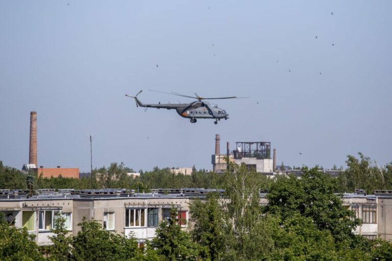 Tebesitęsiant karių pratyboms „Karaliaus kirtis“, Panevėžyje darosi karšta: gatvėmis važinėja karinė technika, girdisi šūviai, skraido sraigtasparnis. Į karines pratybas įsitraukė ir specialiosios tarnybos – įkaitus vaduoti mokosi policija, „sužeistuosius“ gelbėja greitosios medicinos pagalbos tarnybos ekipažai.