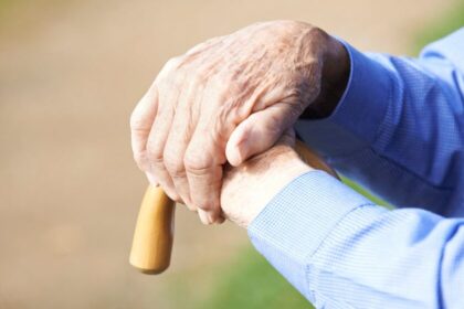 Neįtikėtinai įžūlus apiplėšimas vidury dienos – daugiabučio laiptinėje pensininkę užpuolę romai moteriai net išplėšė iš ausų auskarus.