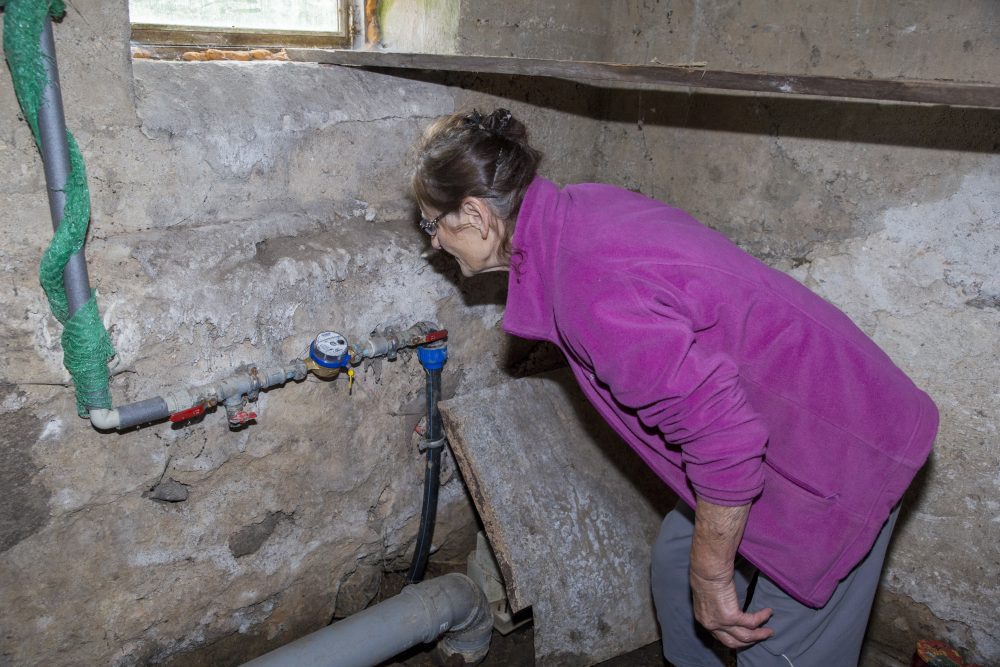 Nemokamas šalto vandens skaitiklio pakeitimas kartais gali kainuoti nemenką sumą. Tuo tvirtina įsitikinusi 79-erių panevėžietė Marijona Mikelevičienė, šokiruota bendrovės „Aukštaitijos vandenys“ reikalavimo apmokėti net už kelias dešimtis kubinių metrų išleisto vandens.