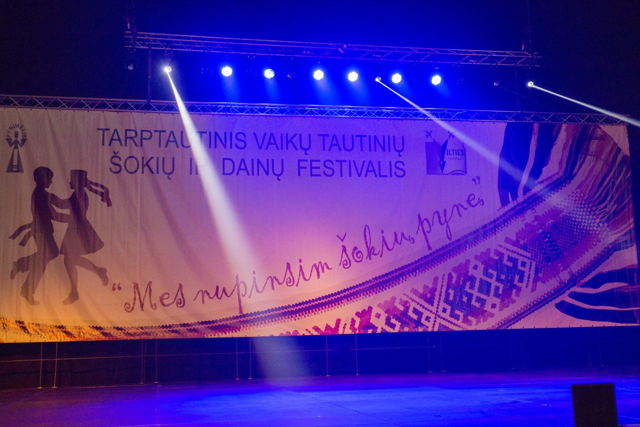 Jau dešimtąjį kartą vykęs tarptautinis vaikų tautinių šokių ir dainų festivalis „Mes nupinsim šokių pynę 2018“ penktadienio vakarą panevėžiečius ir miesto svečius pakvietė į „Cido“ areną.