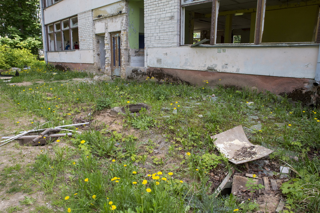 Galima pajuokauti, kad buvusį darželį „Saulutė“ miesto Savivaldybė nuo prašalaičių saugo savotiška fronto linija – atviri šuliniai.