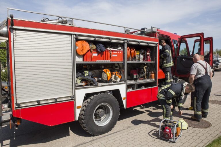 Daugiabutyje remontuojant stogą gyventojus ant kojų sukėlė į lietaus kanalizaciją patekusi cheminė medžiaga.