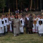 Vasarvidžio naktį, kai pražysta stebuklingas paparčio žiedas, būtų nuodėmė sėdėti namuose, tad šeštadienio vakarą daugelio keliai vedė į Skaistakalnio parką, kur vyko didžiausia mieste Joninių šventė.