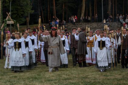 Vasarvidžio naktį, kai pražysta stebuklingas paparčio žiedas, būtų nuodėmė sėdėti namuose, tad šeštadienio vakarą daugelio keliai vedė į Skaistakalnio parką, kur vyko didžiausia mieste Joninių šventė.