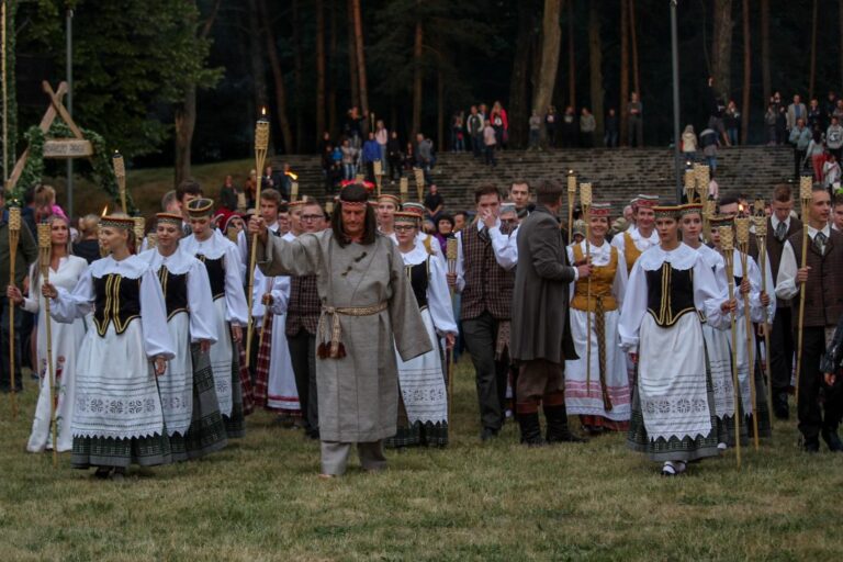 Vasarvidžio naktį, kai pražysta stebuklingas paparčio žiedas, būtų nuodėmė sėdėti namuose, tad šeštadienio vakarą daugelio keliai vedė į Skaistakalnio parką, kur vyko didžiausia mieste Joninių šventė.