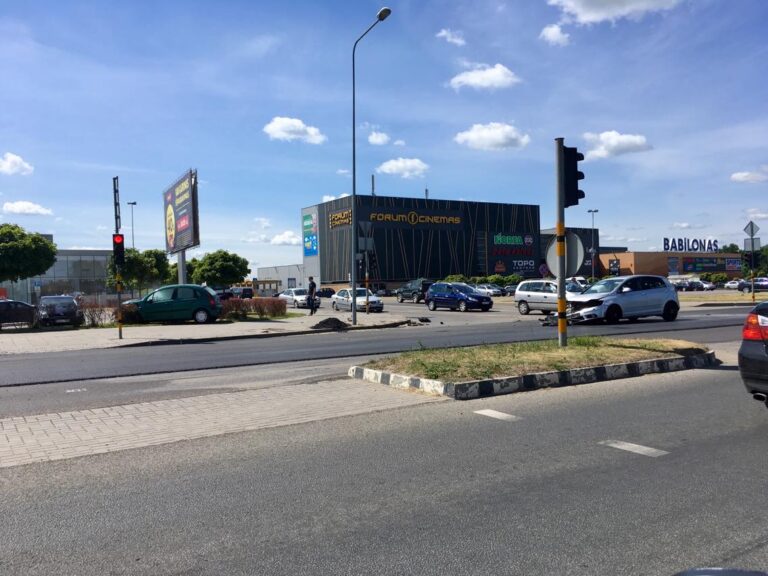 Trečiadienio vidudienis paženklintas avarija vienoje judriausių Panevėžio gatvių. Susidūrus trims automobiliams, į eismo įvykio vietą išsiųstos didelės specialiųjų tarnybų pajėgos.