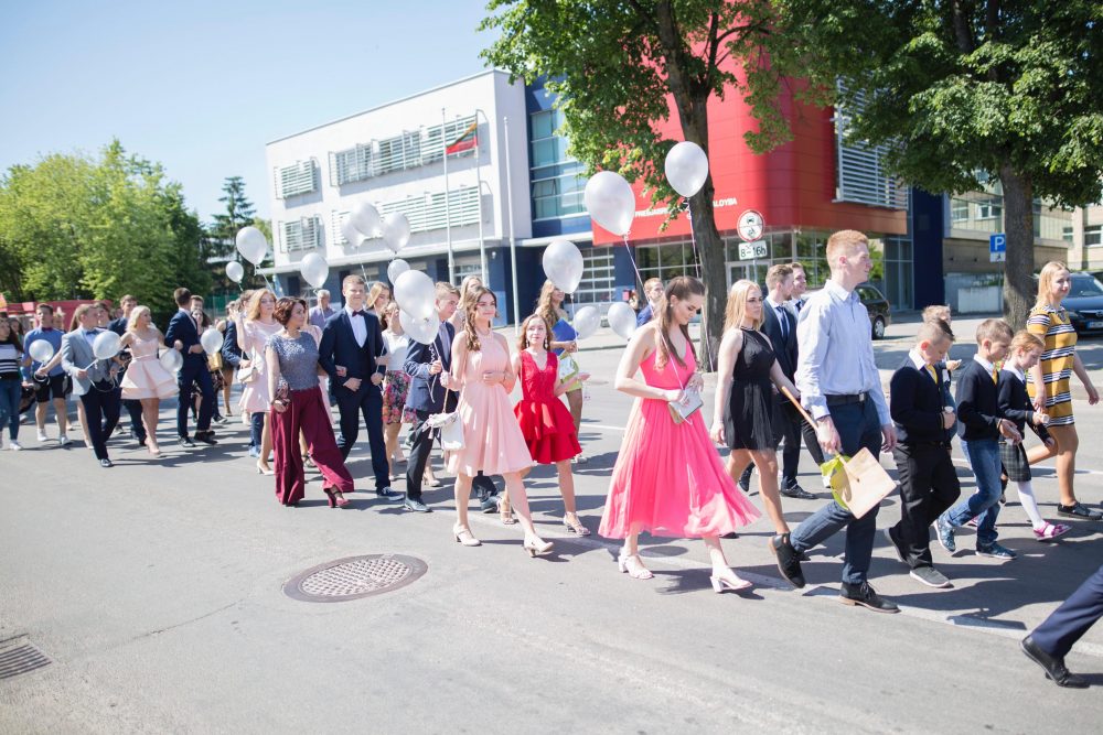Mokyklos išleistuvės daugelio prisiminimuose neatsiejamos nuo saulėtekio, valso ir šampano taurės. Pastarąjį atributą nuo šių metų Lietuvos valdžia išbraukė iš šventės, kartu nurėždama ir išleistuvių svečių sąrašą.