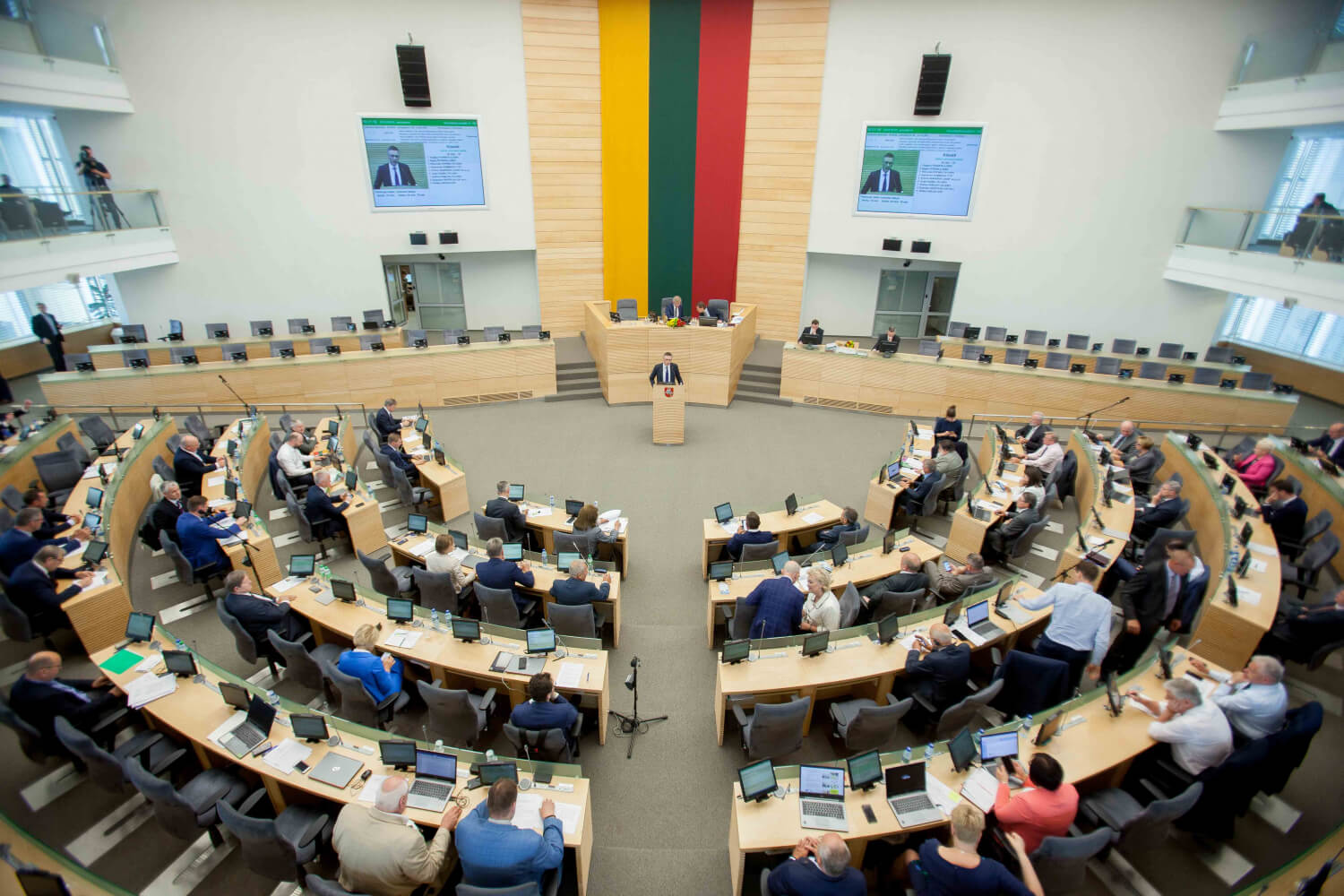 Seimas antradienį priėmė pataisas, įteisinančias galimybę užsieniečiams po pusantrų metų gauti e. rezidento statusą.