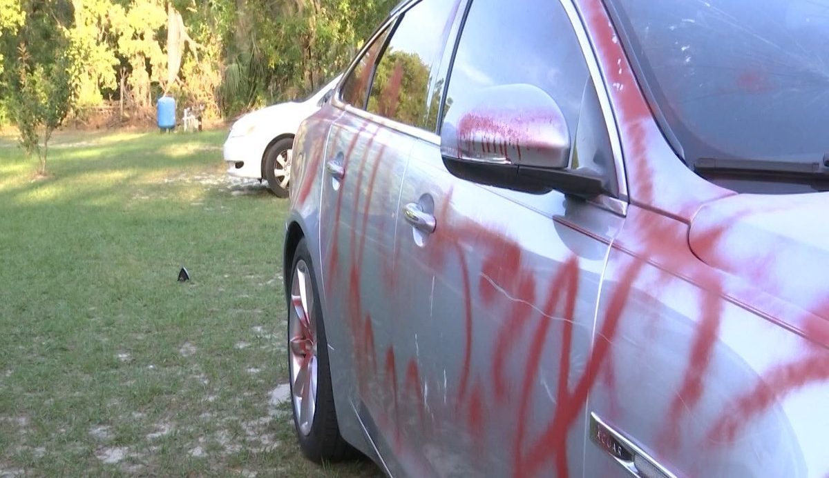 Policija tiria mįslingą vandalizmo atvejį. Net dvi moterys iš po nakties rado automobilius apipurkštus dažais.