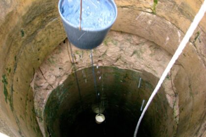 Nacionalinio visuomenės sveikatos centro Panevėžio departamentas (NVSC Panevėžio departamentas) iš Panevėžio priešgaisrinės gelbėjimo valdybos pirmadienį sulaukė pranešimo apie Panevėžio mieste galimai naftos produktais užterštą geriamąjį šulinio vandenį. Nuvykus į nurodytą vietą, NVSC Panevėžio departamento specialistai nustatė, kad šulinio vanduo turi nemalonų kvapą, o jo paviršius padengtas neaiškios kilmės plėvele.