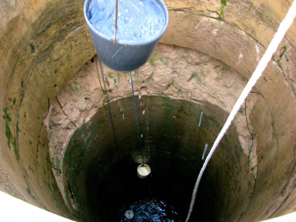 Nacionalinio visuomenės sveikatos centro Panevėžio departamentas (NVSC Panevėžio departamentas) iš Panevėžio priešgaisrinės gelbėjimo valdybos pirmadienį sulaukė pranešimo apie Panevėžio mieste galimai naftos produktais užterštą geriamąjį šulinio vandenį. Nuvykus į nurodytą vietą, NVSC Panevėžio departamento specialistai nustatė, kad šulinio vanduo turi nemalonų kvapą, o jo paviršius padengtas neaiškios kilmės plėvele.