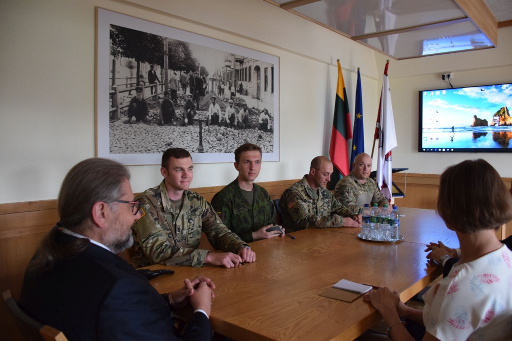 Panevėžio miesto savivaldybės meras Rytis Račkauskas susitiko JAV kariais, dalyvaujančiais „Perkūno griausmas“ ir „Kardo kirtis“. Susitikime dalyvavo Savivaldybės administracijos direktorius Rimantas Pauža, civilinės saugos specialistai.