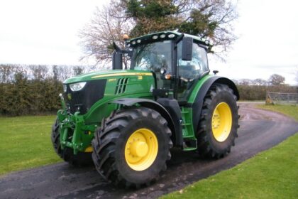 Avarija Krekenavoje: į priešpriešinę eismo juostą išvažiavęs lengvasis automobilis taranavo traktorių.